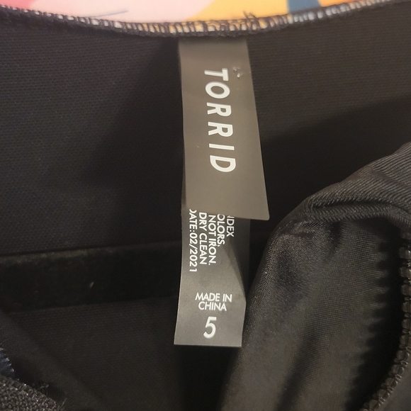 Torrid Swim NWT Wireless Swimsuit Size 5 5X 28 One Piece Black Tropic Zip Front - Picture 3 of 12